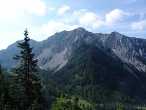 Severna stran Begunjščice, kot se kaže v Vrtače