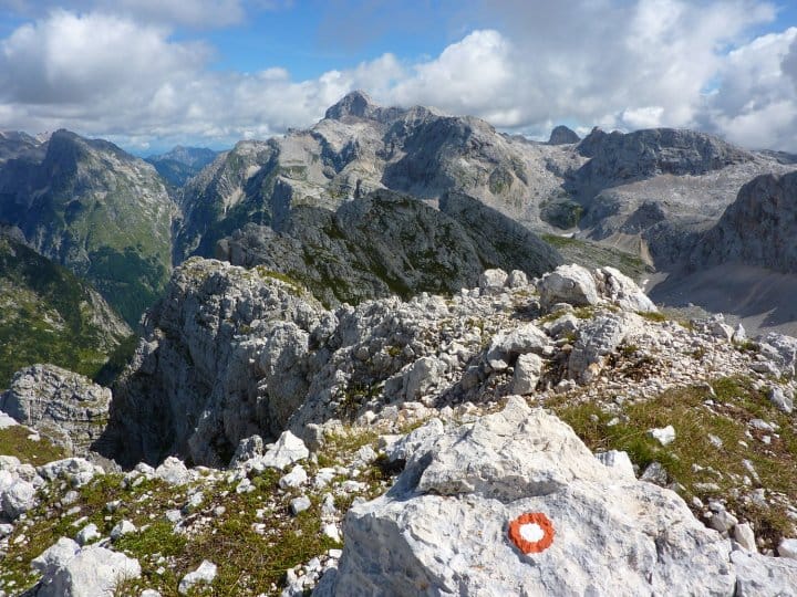 Greben Lepega Špičja; pogled z Velike Špice nazaj v smeri Prehodavcev, v ozadju je Triglav.