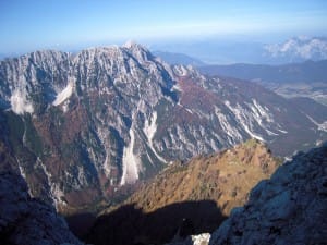 Slemenova špica (travnat vrh desno spodaj), v ozadju Ponce.