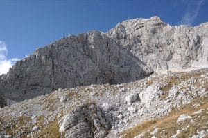 Skutina stena nad bivakom.