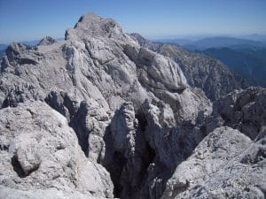 Pogled proti Skuti z grebena Dolgega hrbta.